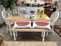 Table_Chairs_Bench_Pillows